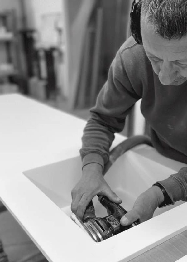 Dan-trabajando-taller-corian